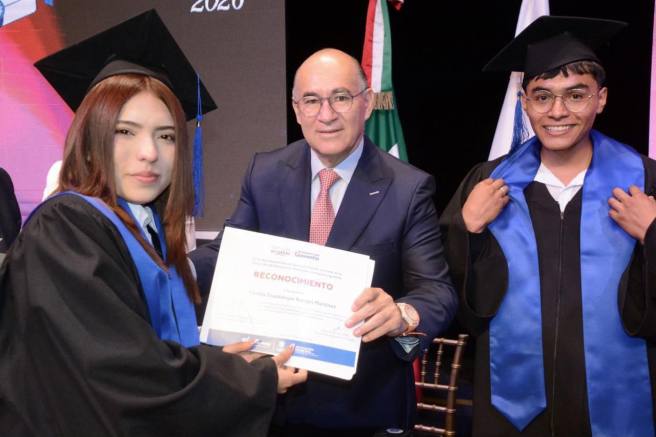 ENRIQUE GALINDO REFRENDA COMPROMISO CON LOS JÓVENES AL ENTREGAR DIPLOMAS A EGRESADOS DE&nbsp;BACHILLERATO