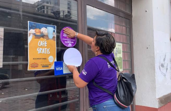 COLOCAN STICKERS CON LA LÍNEA DE APOYO «CON NOSOTRAS” EN CUADRANTE&nbsp;CARRANZA