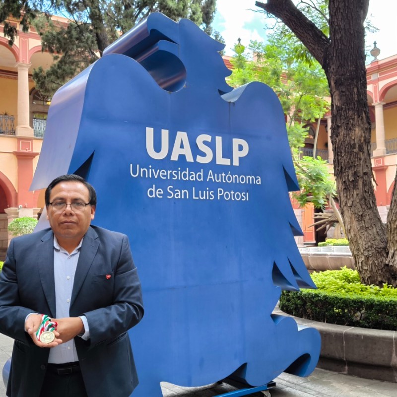 RECIBE MEDALLA BENITO JUÁREZ DE LA SOCIEDAD MEXICANA DE GEOGRAFÍA Y ESTADÍSTICA DOCENTE DE&nbsp;UASLP