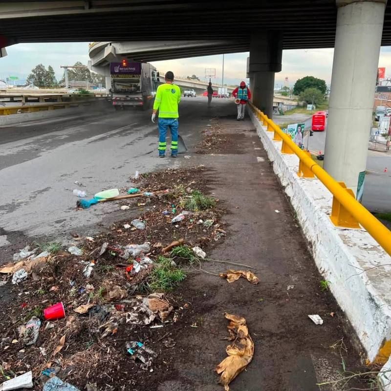 MUNICIPIO INTERVIENE LA PARTE SUPERIOR DEL DISTRIBUIDOR JUÁREZ CON&nbsp;LIMPIEZA