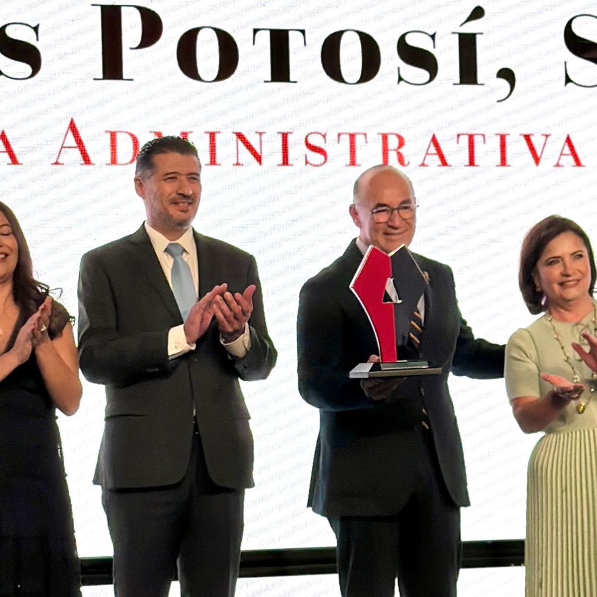 ENTREGAN RECONOCIMIENTO AL ALCALDE DE SLP POR LA MEJORA&nbsp;ADMINISTRATIVA