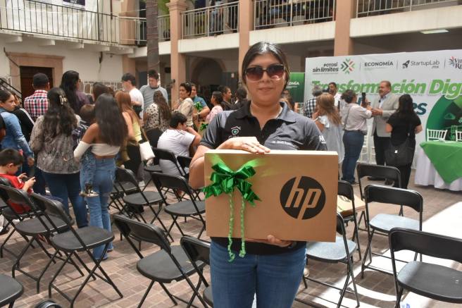 EMPRENDEDORES RECIBIERON COMPUTADORAS Y CAPACITACIÓN PARA MEJORAR SUS ACTIVIDADES COMERCIALES EN VILLA DE&nbsp;REYES