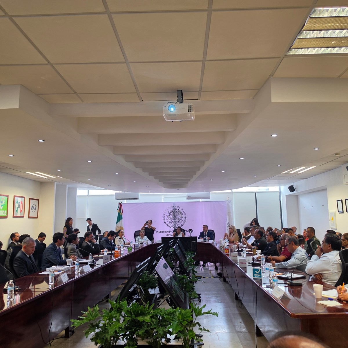 FIJAN POSTURAS PARTIDOS POLÍTICOS EN EL INE&nbsp;SLP