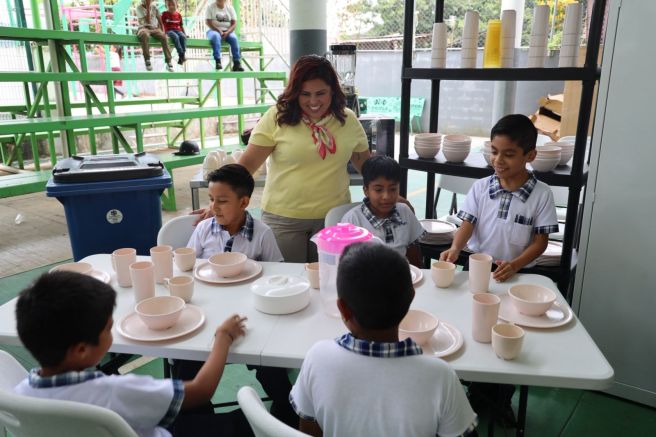 ENTREGA DIF ESTATAL EQUIPAMIENTO PARA DESAYUNADORES ESCOLARES EN&nbsp;XILITLA