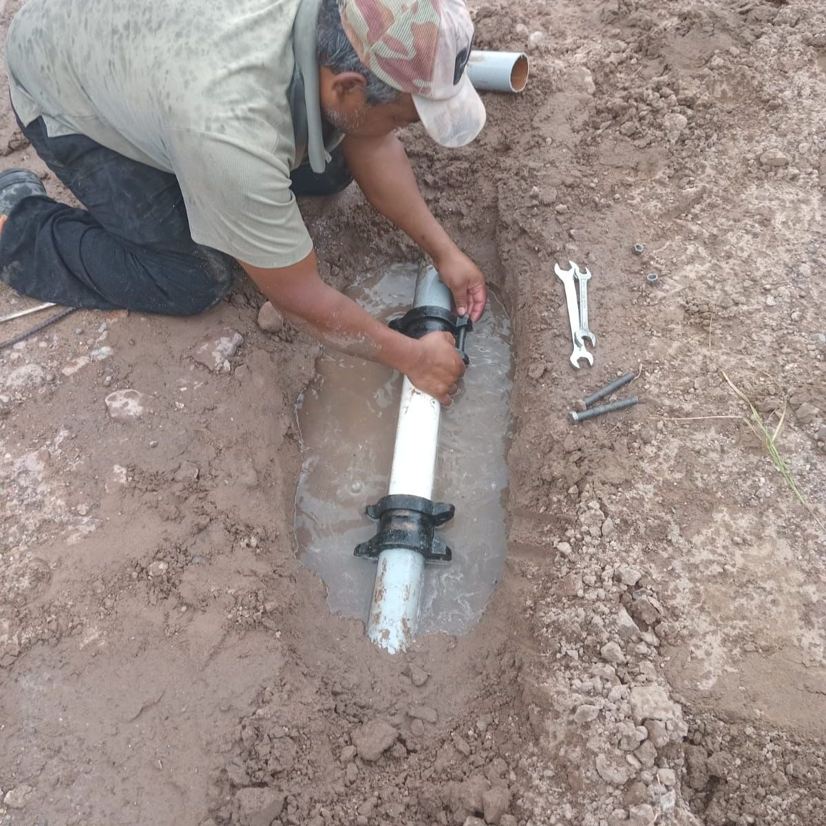 INTERAPAS SE ADELANTA A FUGA DE AGUA ENTRE HERNÁN CORTÉS Y MORALES&nbsp;SAUCITO