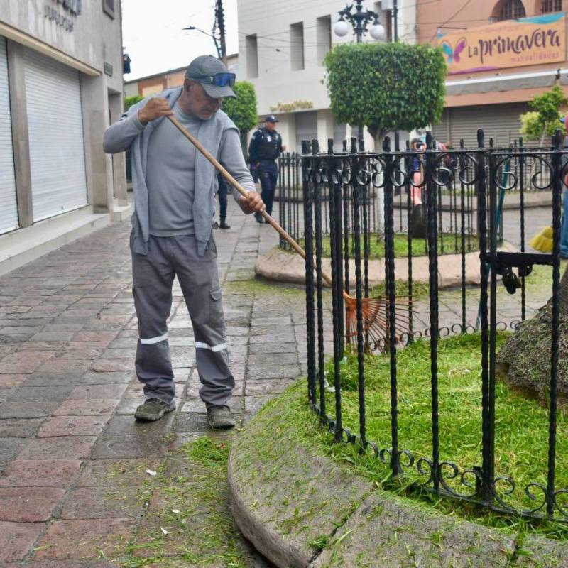 TRABAJADORES MUNICIPALES REALIZAN LABORES DE LIMPIEZA Y MANTENIMIENTO EN LA EXPLANADA PONCIANO&nbsp;ARRIAGA