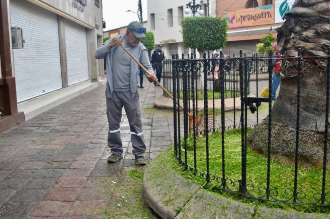 TRABAJADORES MUNICIPALES REALIZAN LABORES DE LIMPIEZA Y MANTENIMIENTO EN LA EXPLANADA PONCIANO&nbsp;ARRIAGA