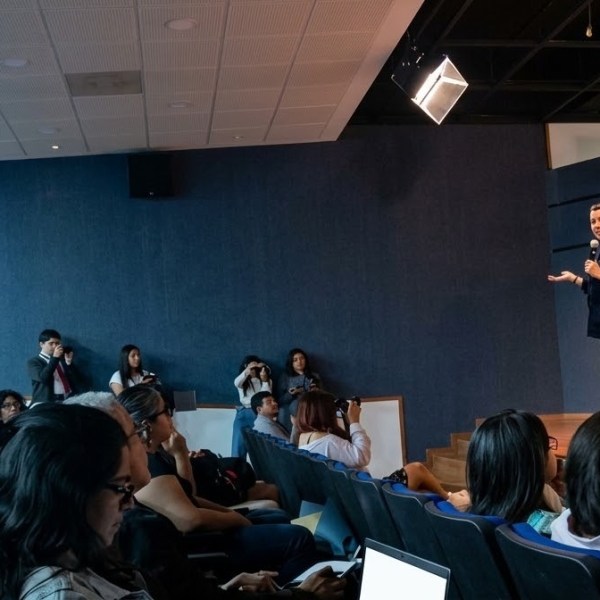 «DE LA PANTALLA&nbsp; AL ALGORITMO» PONENCIA PRESENTADA POR LA FIRECTORA DEL&nbsp;CCC