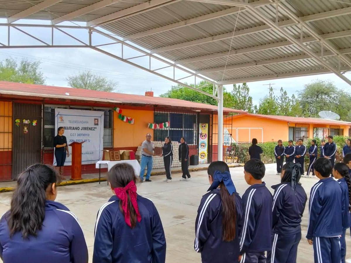 DONAN ENCICLOPEDIAS A LA TELESECUNDARIA DE LA COMUNIDAD DE EL&nbsp;&nbsp;JARALITO