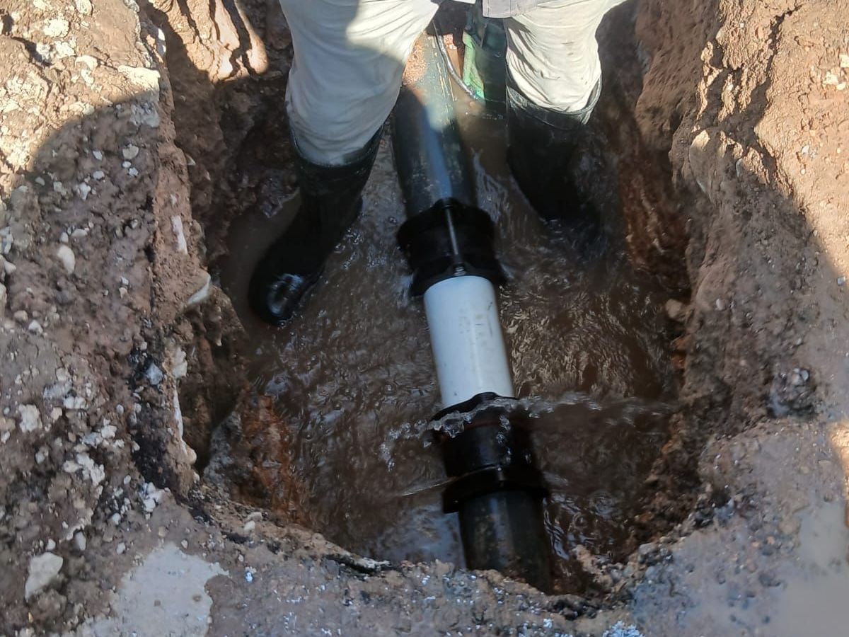 REPARAN FUGA DE AGUA&nbsp; EN ACERINA CASI ESQUINA CON&nbsp;ÁGATA