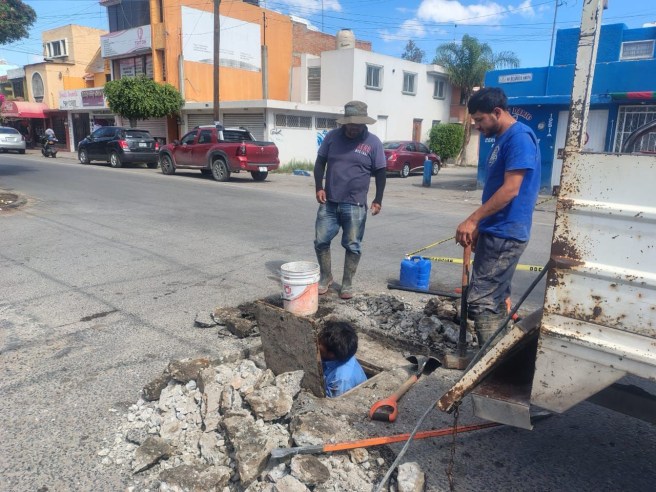 CON LA LIMPIEZA EN LA RED DE AGUA POTABLE, INTERAPAS&nbsp; RECUPERA SUMINISTRO EN LA CALLE&nbsp;LUXEMBURGO